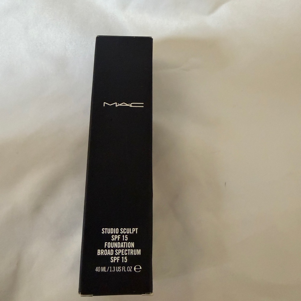 MAC Cosmetics Studio Sculpt SPF 15 Foundation nw25
